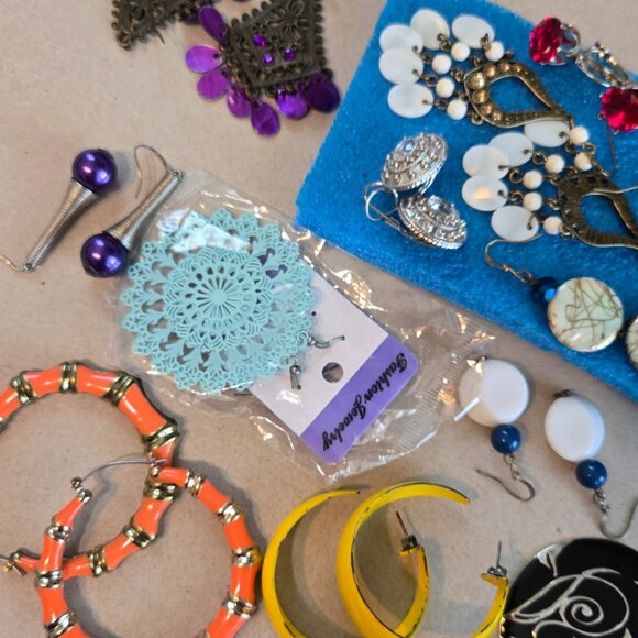 Lot of Earrings - Picture 3 of 3